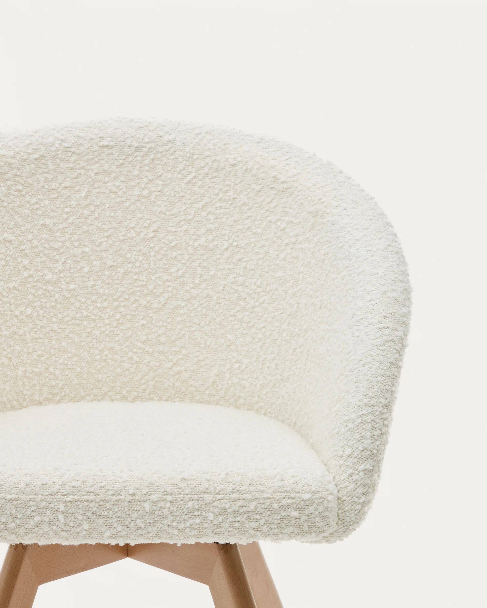 Поворотное кресло La Forma Marvin белая ткань букле ножки из ясеня 181475