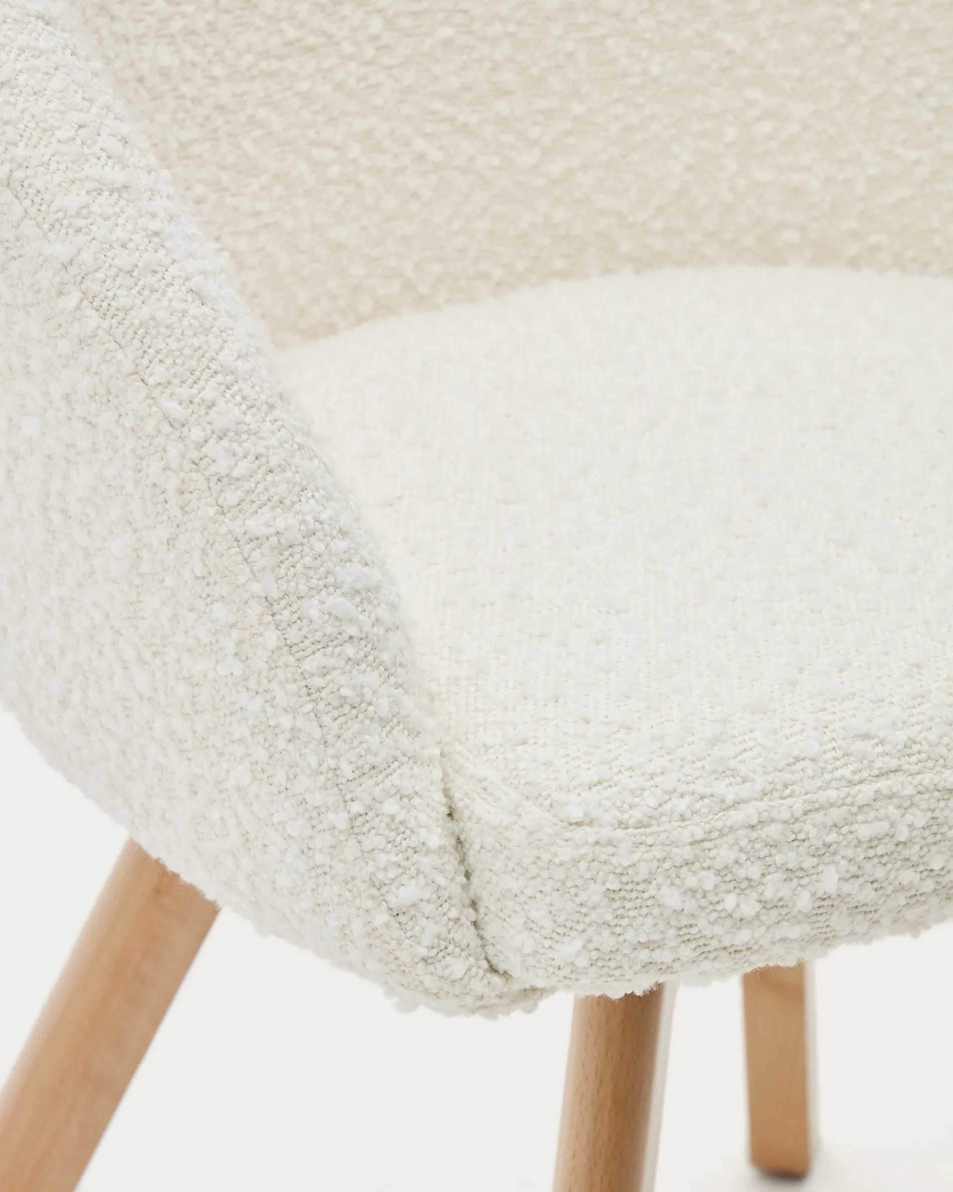 Поворотное кресло La Forma Marvin белая ткань букле ножки из ясеня 181475