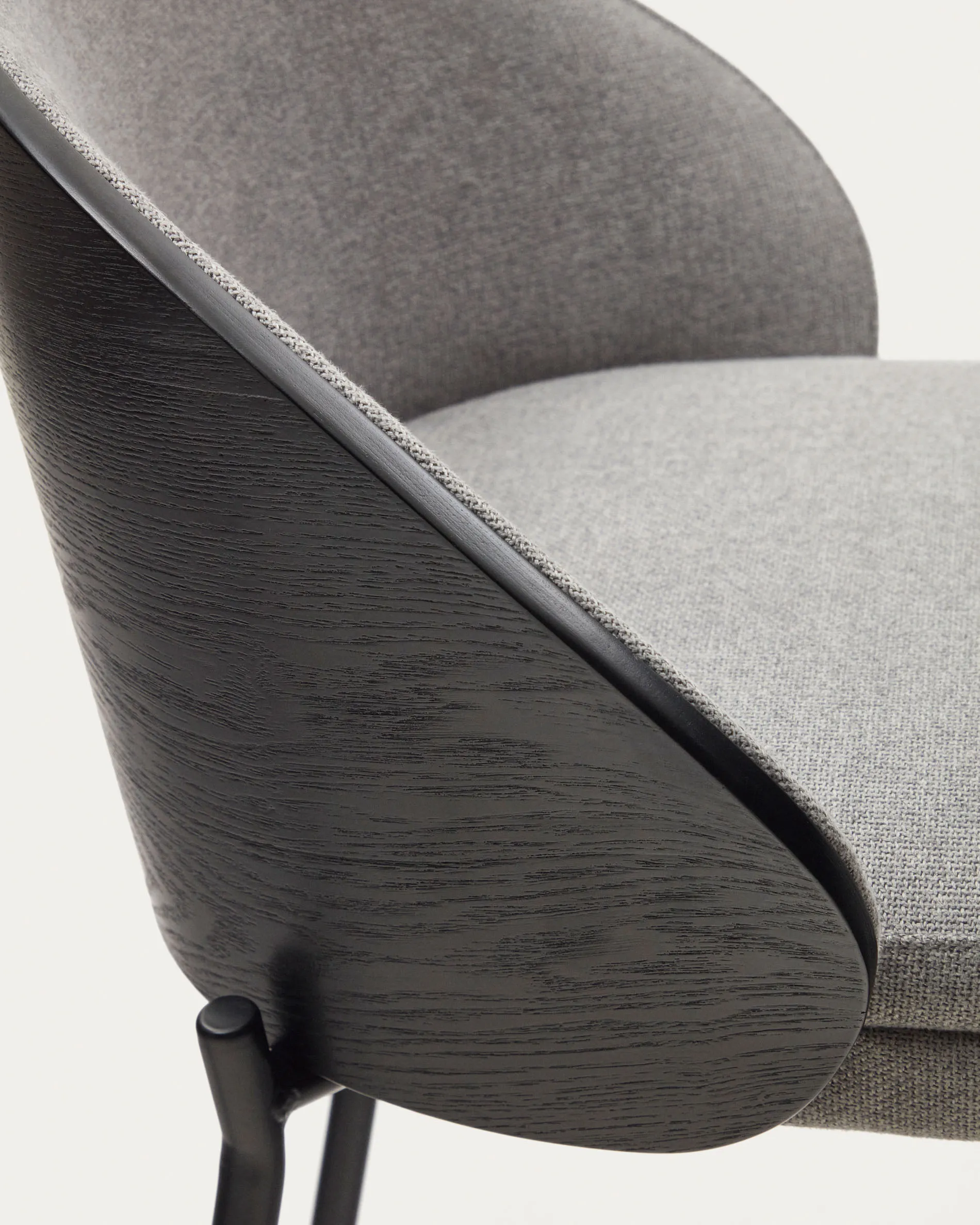 Барный стул La Forma Eamy светло-серый с отделкой из шпона ясеня с черным покрытием 178074
